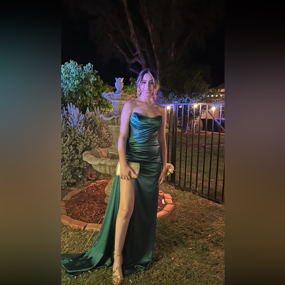 Mia Bella Couture
The Latham Gown 

Size: 4/S
Color: Emerald